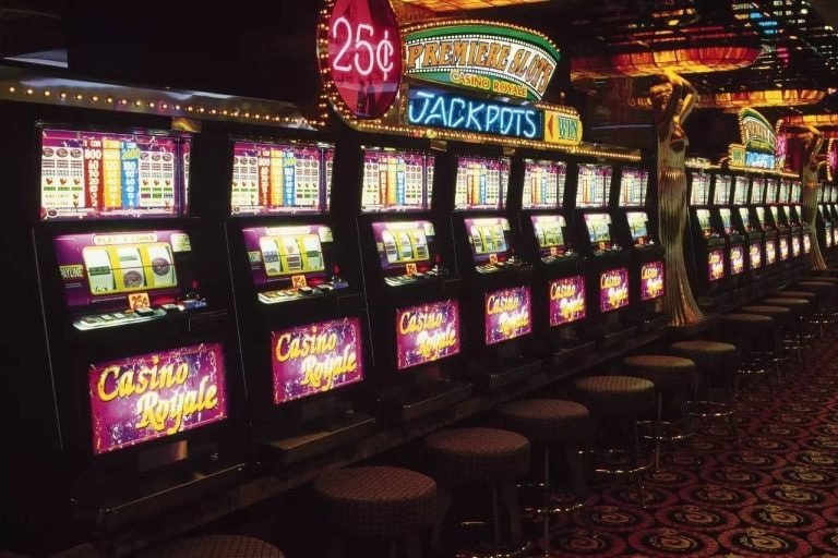 Papan permainan Domino QQ di kinghorsetoto menampilkan meja dengan 6 pemain dan kartu dealer